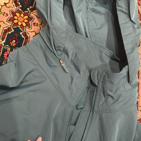Lululemon windbreaker - Picture 4 of 6